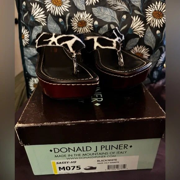 VINTAGE Donald J Pliner Y2K Pony Hair Calf Platform Thong Sandals - NIB Dust Bag - Picture 2 of 5